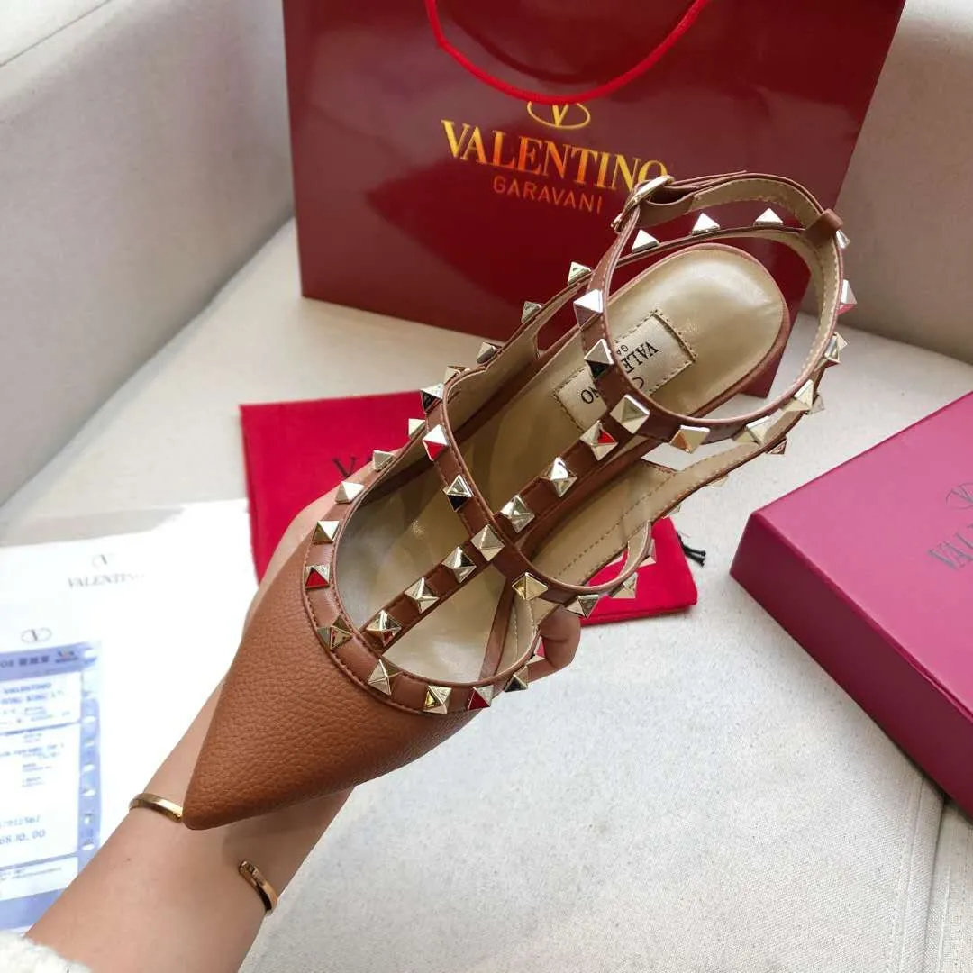 👟👟Ex-factory price 400👟👟 Genuine leather sole +30 Available all year round🎁[Brown pebbled leather series] Heel height: 9.5cm+6.5cm. Valentino is a global haute couture and ready-to-wear luxury brand. Valentino is timeless and never goes out of style. Sheepskin feet, lining 🎁34 to 40/41/42 sizes, ready stock. Original last from the counter, regular bottom, genuine leather outsole +30